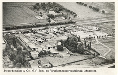 6684 Luchtfoto van het fabriekscomplex van de N.V. Jam- en Vruchtenconservenfabriek Zwaardemaker en Co. aan de ...